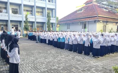 MENGAWALI TAHUN AJARAN BARU DENGAN APEL PAGI DISERTAI  PENYERAHAN PENGHARGAAN PRESTASI SISWA